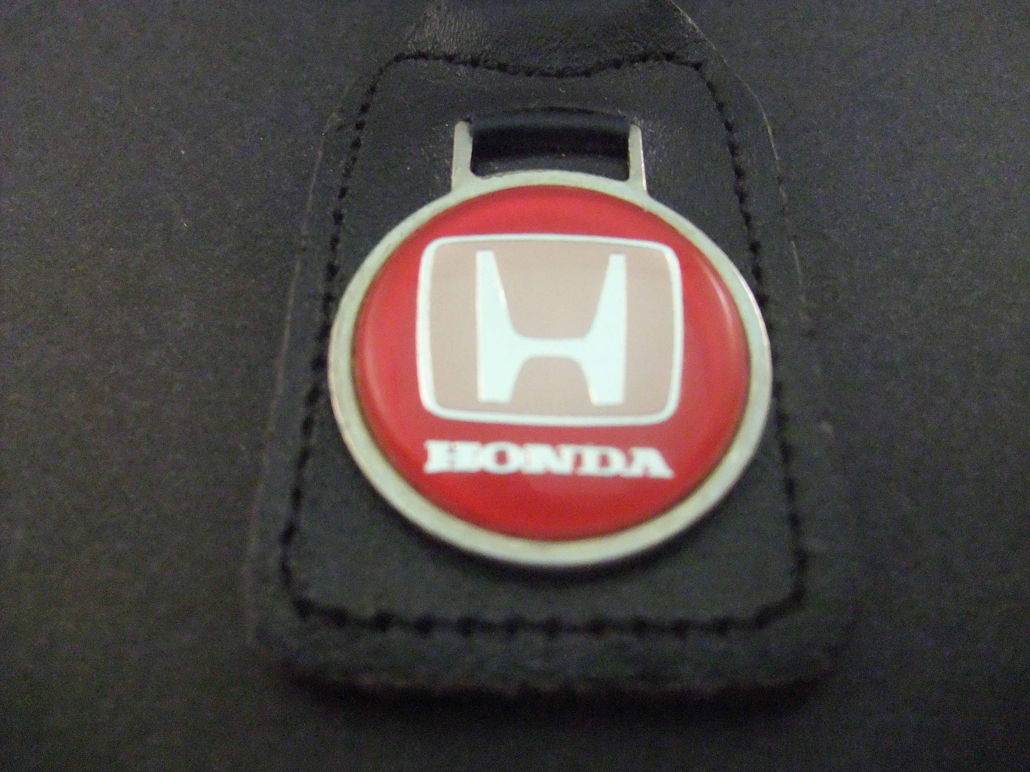 Honda logo emaille sleutelhanger zwarte achtergrond